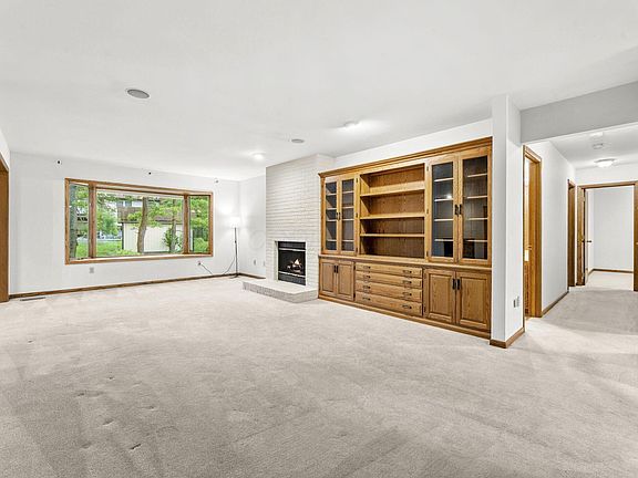 4th image of 476 Woodview Rd
