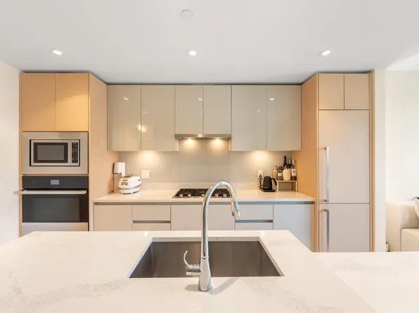 3538 Sawmill Cres #411, Vancouver, BC V5S 0C1