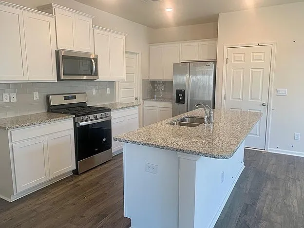 5 bed, 2361 sqft, $2,375 — Photo 2