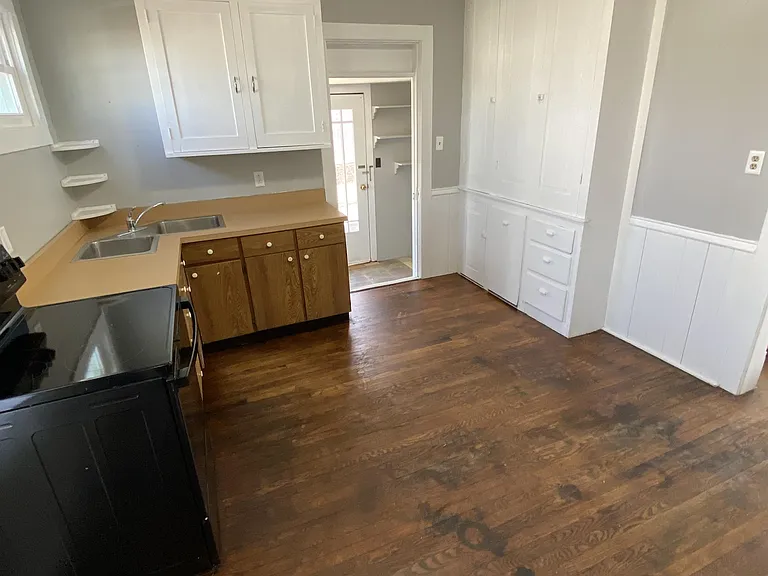540 8th Ave — Photo 14