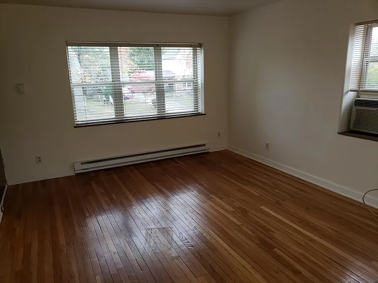 60 Woodlawn Ave — Photo 2