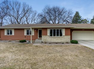 915 Shakespeare Rd, Grand Forks, ND 58203