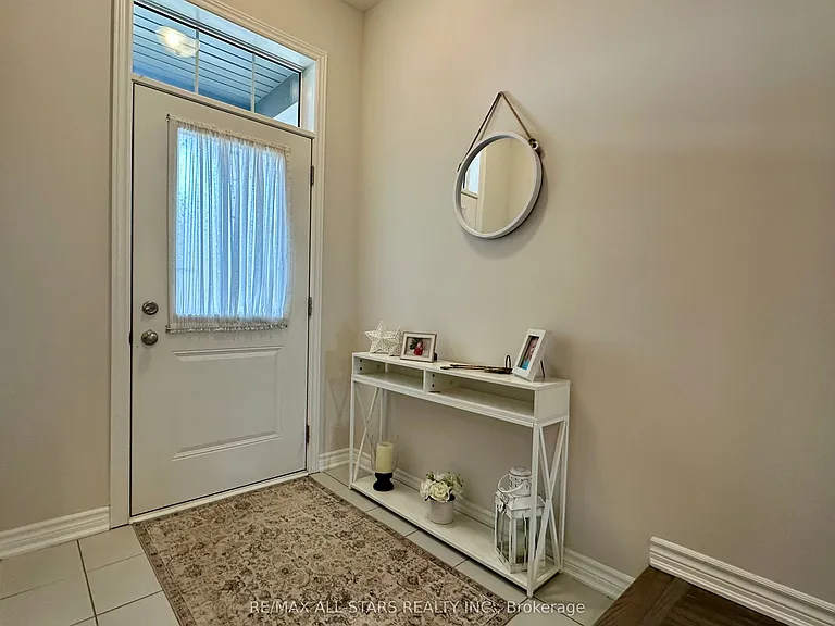 17 Lakewood Cres #3 — Photo 2