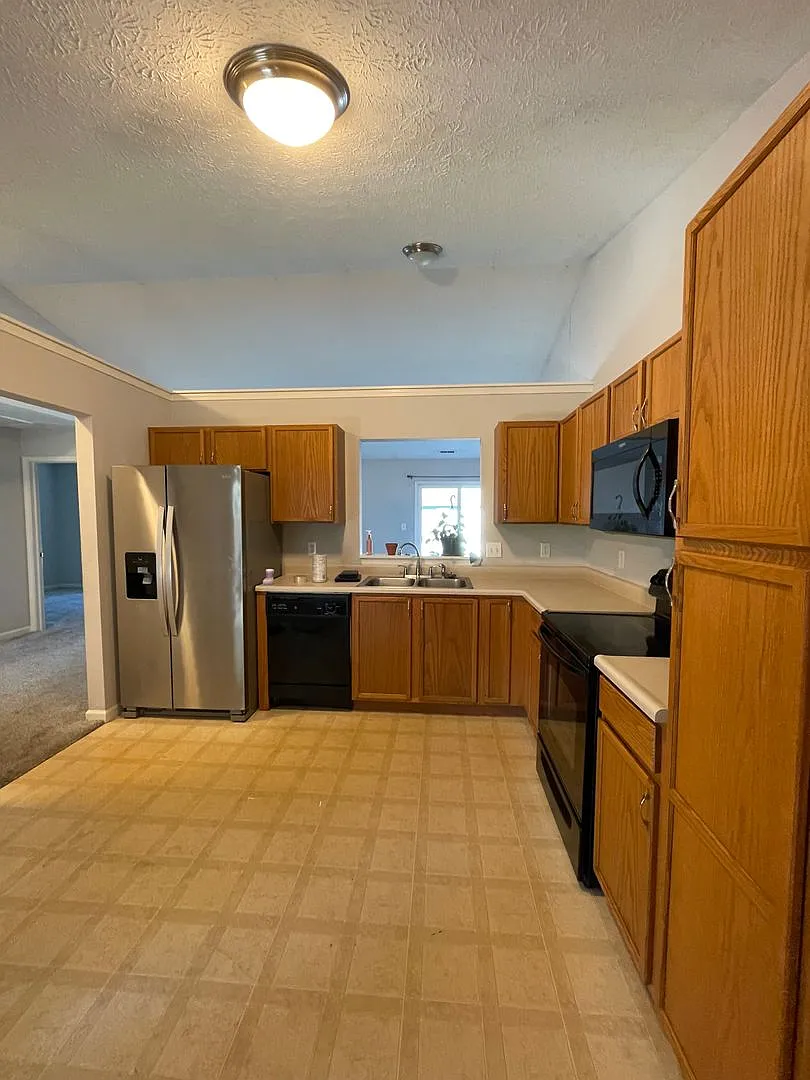 3 Bedroom Single Family Home — Photo 2
