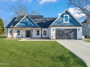 405 Landfall Ct, Newport, NC 28570