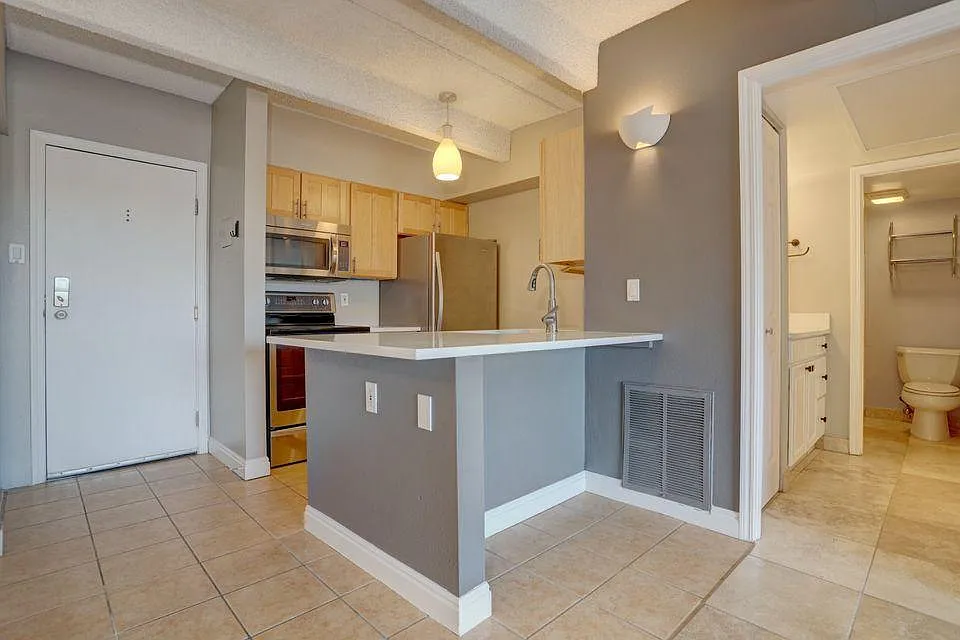 1 bed, 706 sqft, $1,800 — Photo 3