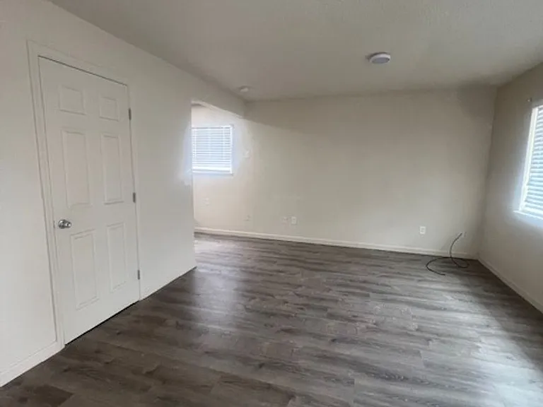 703 Iowa Ave — Photo 2