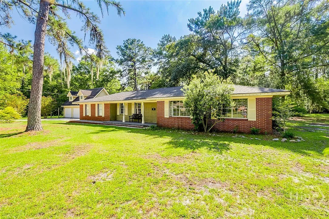 5 bed, 3.0 bath, 2500 sqft, $2,400 — Photo 3