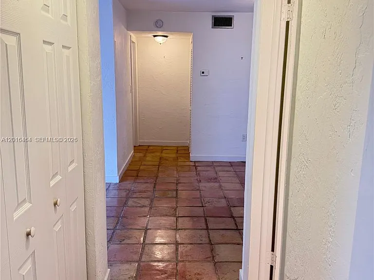 1205 Mariposa Ave #301 — Photo 4
