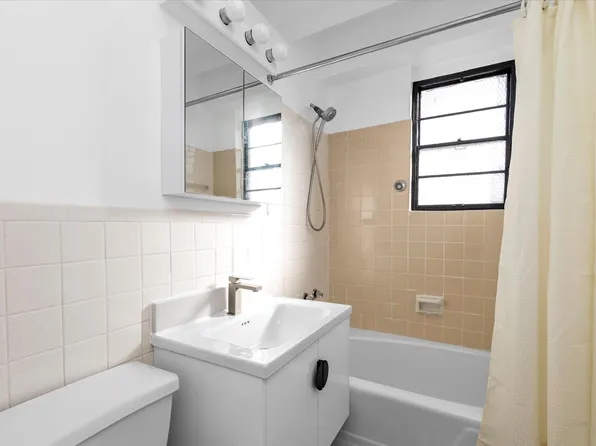 107-40 Queens Boulevard image 19 of 20