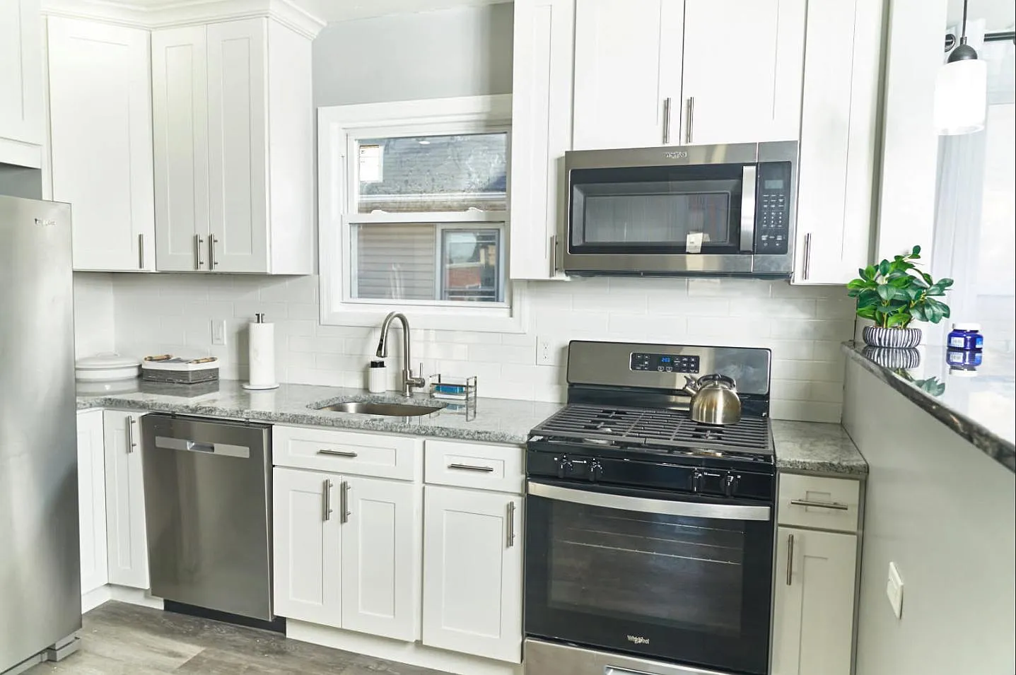 4 bed, 1.0 bath, 1500 sqft, $1,594 — Photo 2