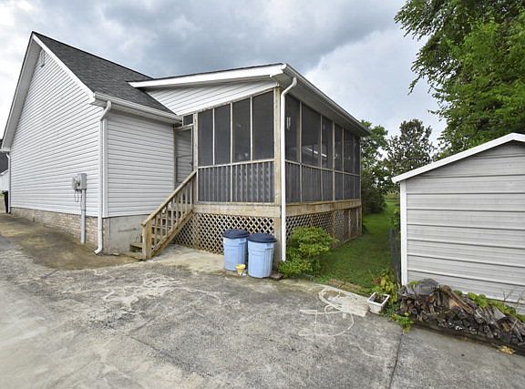 3rd image of 19 Mountain Brook Dr