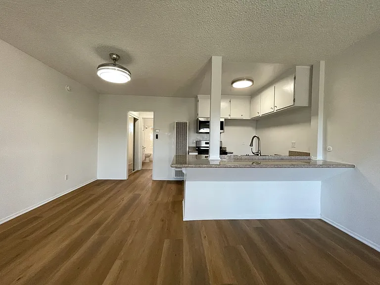 15925 Victory Blvd — Photo 9