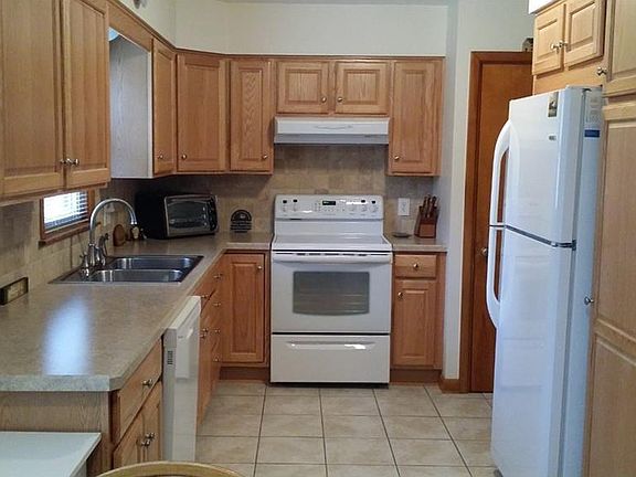 3rd image of 763 Canterbury Ln