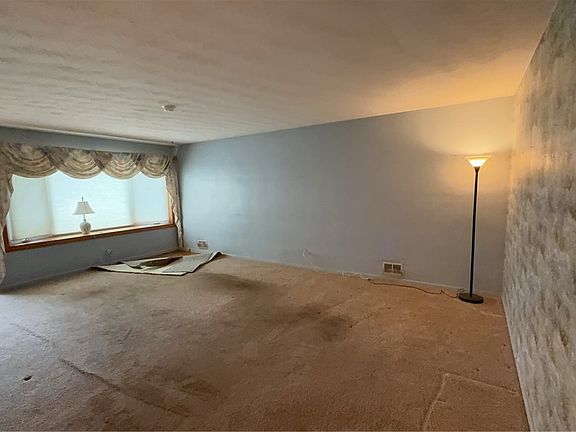 4th image of 37 Ridge Port Cir