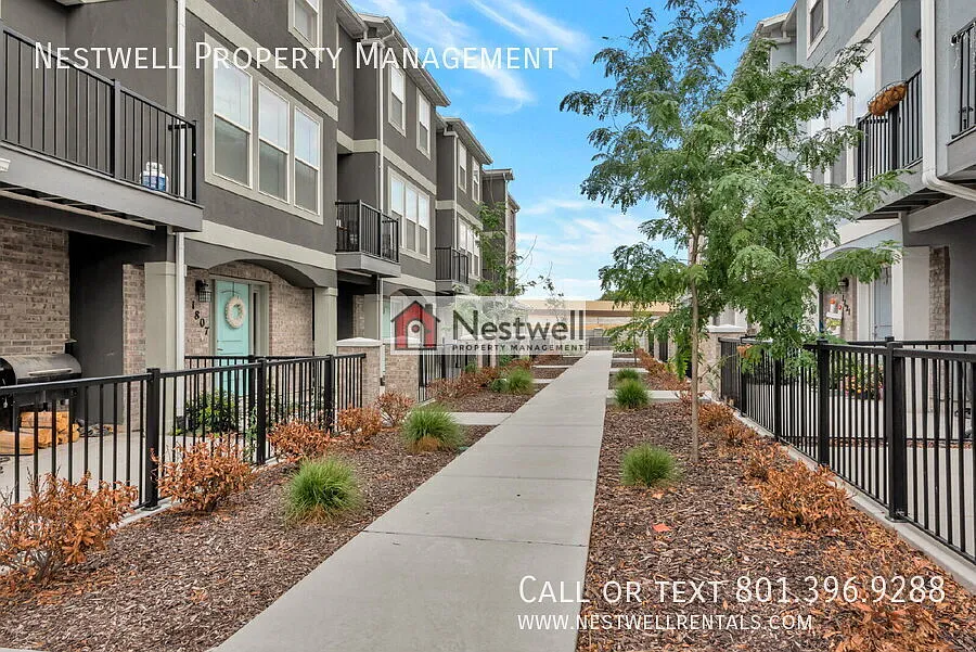 Beautiful 3 floor Townhome in Riverton — Photo 2
