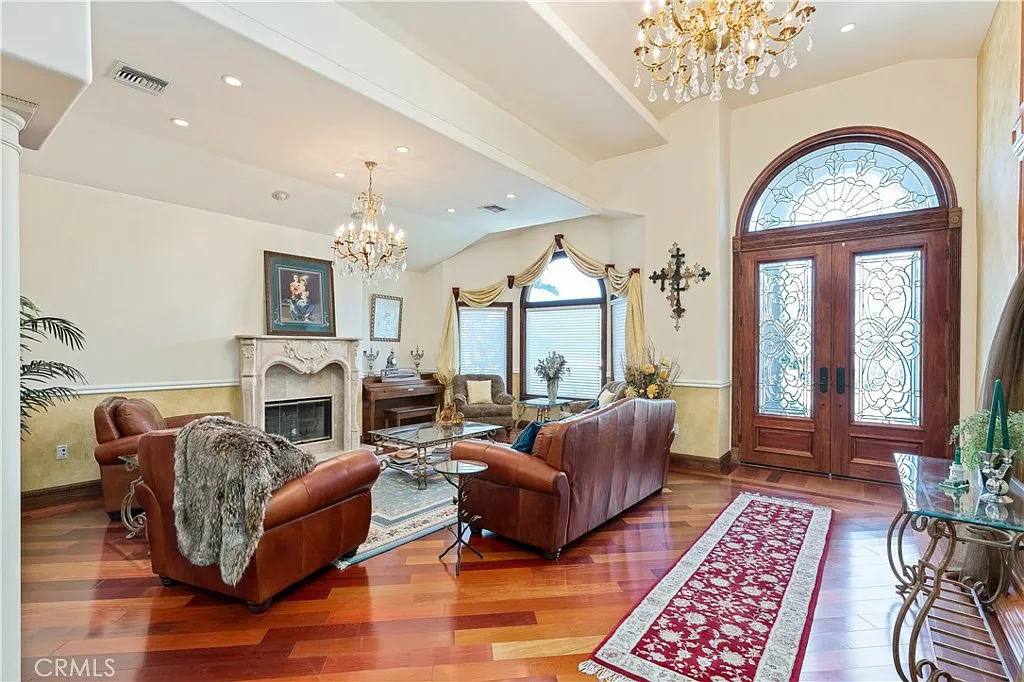 5 bed, 4.5 bath, 3700 sqft, $7,500 — Photo 1