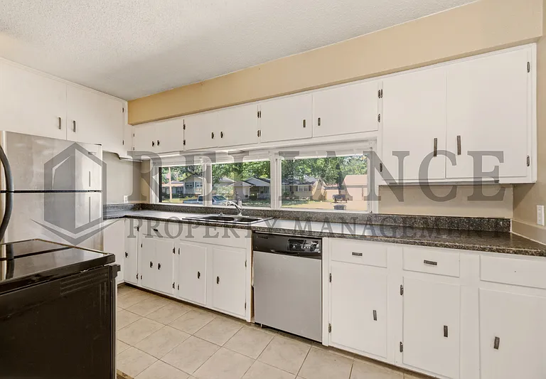 2103 W Columbine Ln — Photo 23