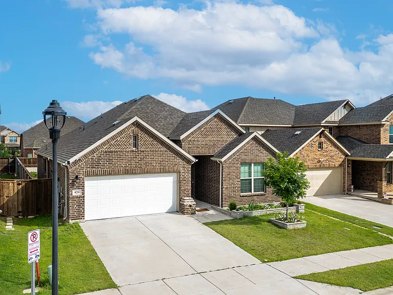 420 Kirkham Dr — Photo 2