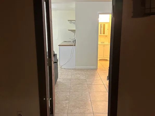 (undisclosed Address), Woodland Hills, CA 91364