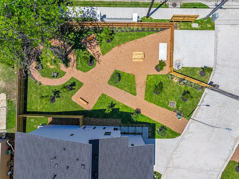 7613 Victory Reserve St — Photo 43