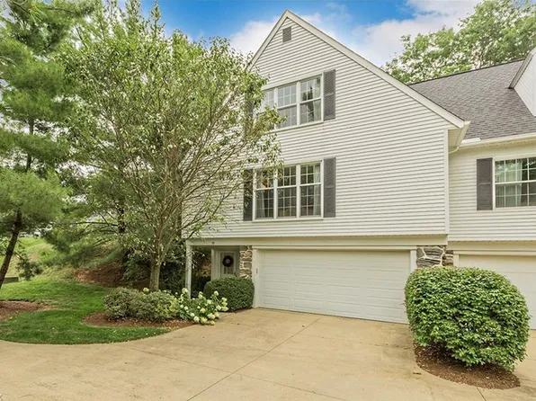 70 Commons Ct #1, Chagrin Falls, OH 44022