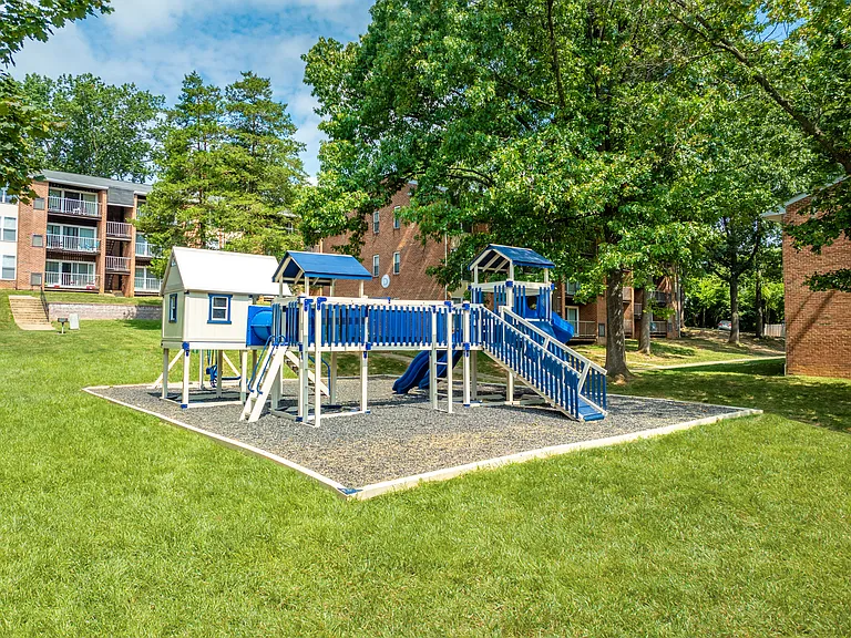 Hillside Apartments — Photo 6