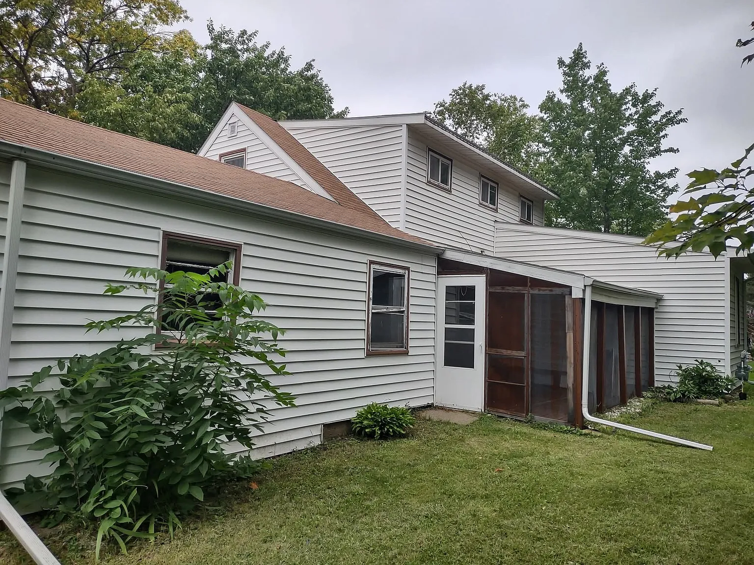 4 bed, $1,000 — Photo 1