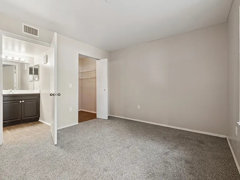 Glen Oaks Apartments — Photo 18