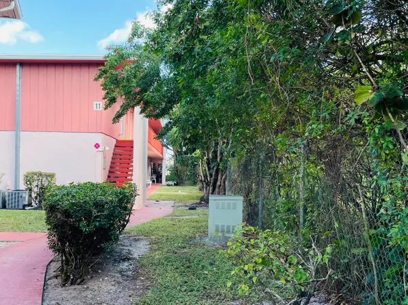 11 Golfs Edge APT E, West Palm Beach, FL 33417