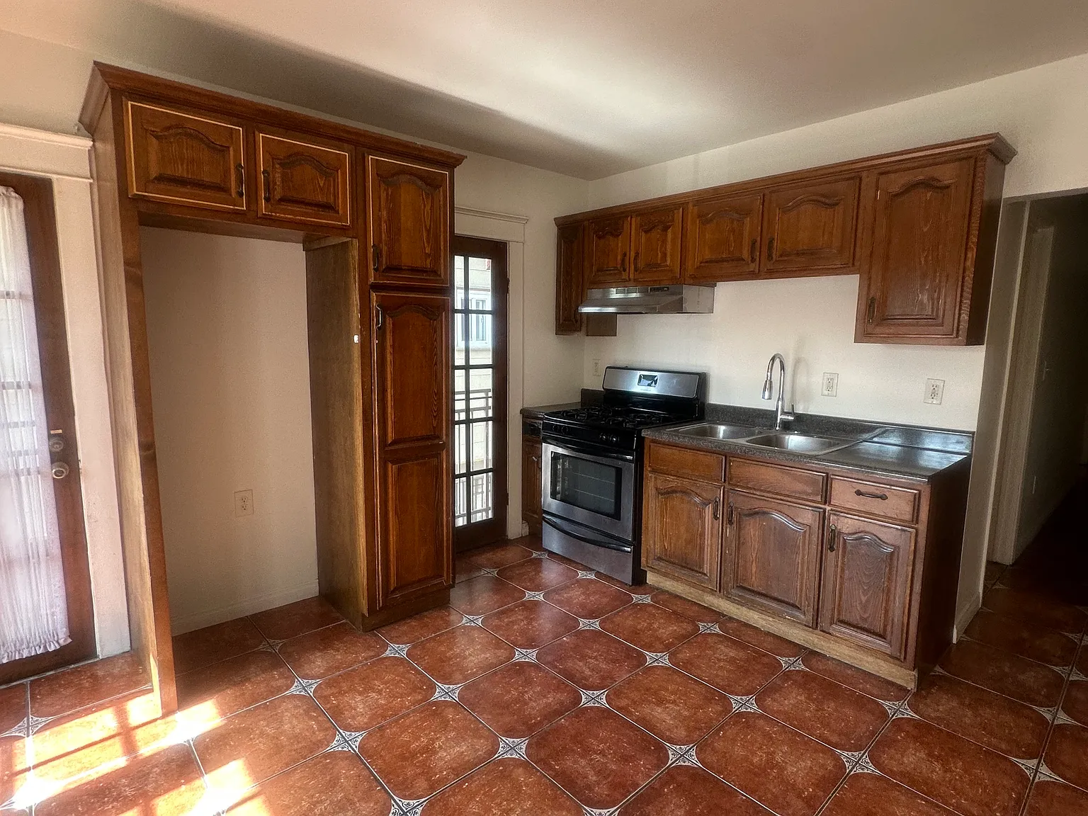 3 bed, 750 sqft, $2,800 — Photo 4