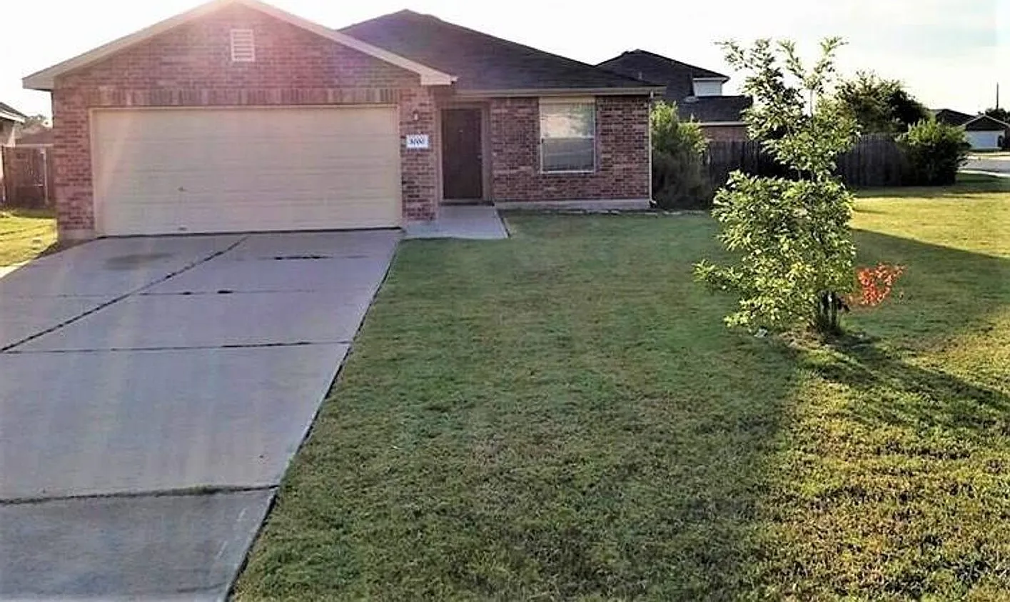 Amazing Corner Lot 3 Bed 2 Bath Home — Photo 1