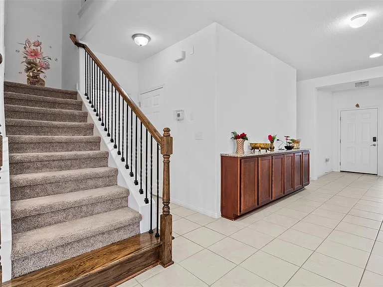 325 La Joya Pass — Photo 3