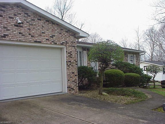 2nd image of 652 Lakeview Dr