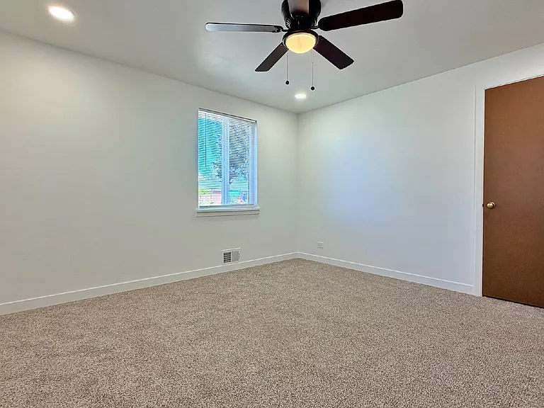 3045 N Niagara St — Photo 13