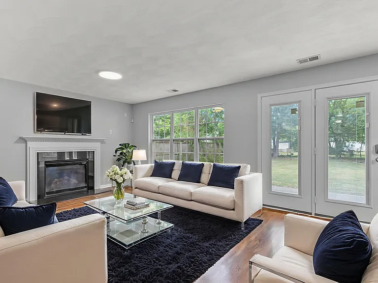 430 Woodford St — Photo 4
