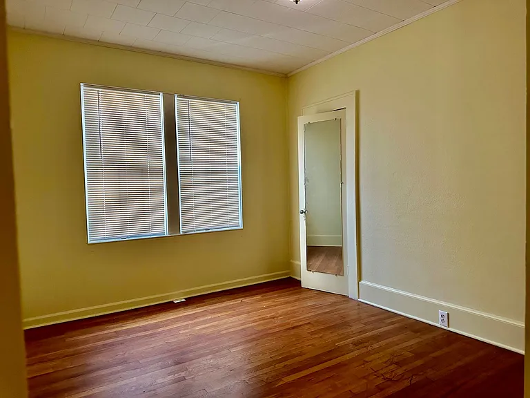 405 E Elm St — Photo 12