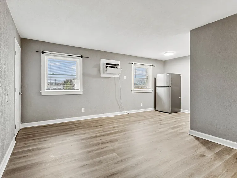 2500 Leo St — Photo 3