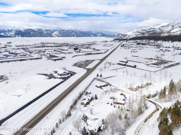 25 Meadow Ridge Rd, Alpine, WY 83128