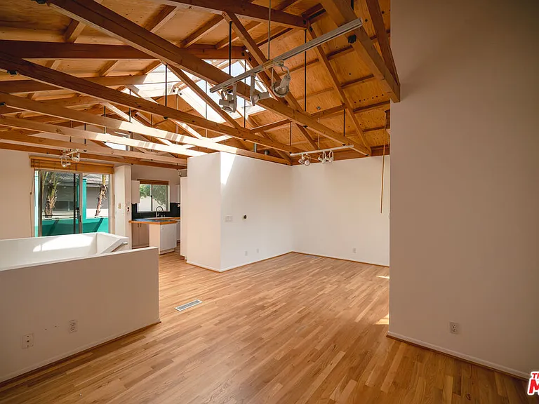 656 Angelus Pl — Photo 3