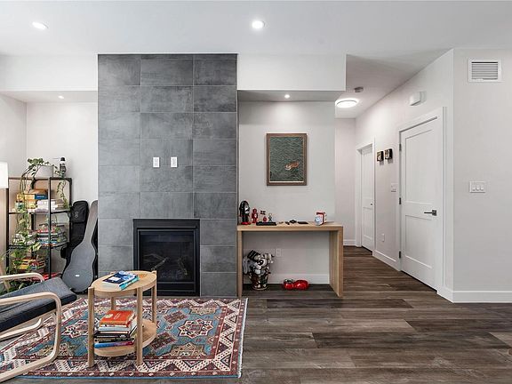 3rd image of 2995 Burlington Cres