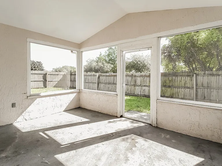 1060 Covington St — Photo 15