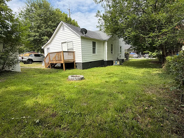 27 Sirrine St — Photo 6