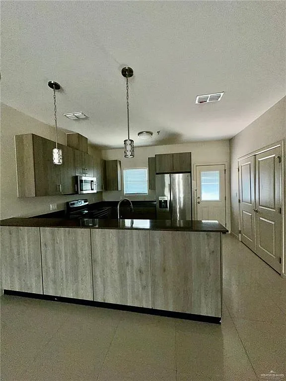 3 bed, 2.5 bath, 1400 sqft, $1,400 — Photo 3