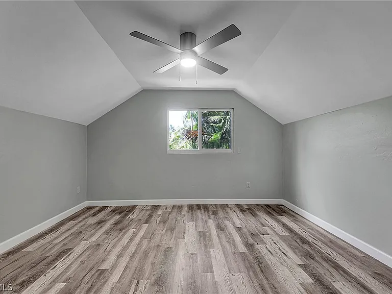 958 Indiana Ave — Photo 17