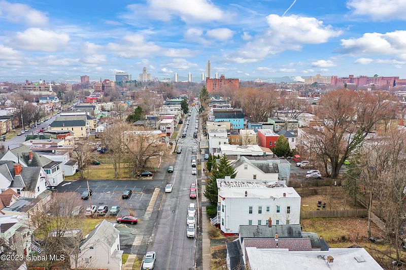 4th image of 530 Hudson Avenue