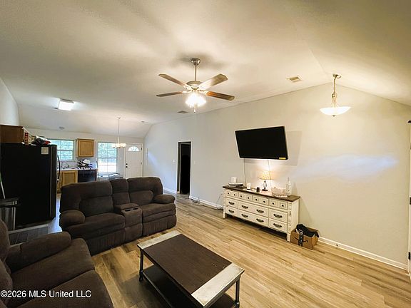4th image of 109 Flower Cir