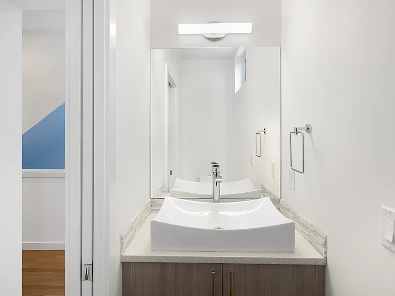 209 13th Ave E — Photo 13