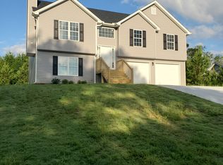 5411 Latham Manor Dr, Gainesville, GA 30506