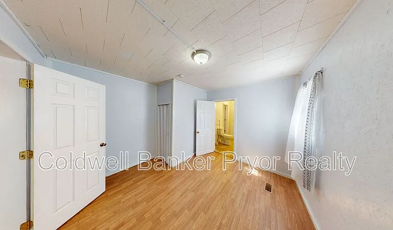 210 6th St — Photo 9